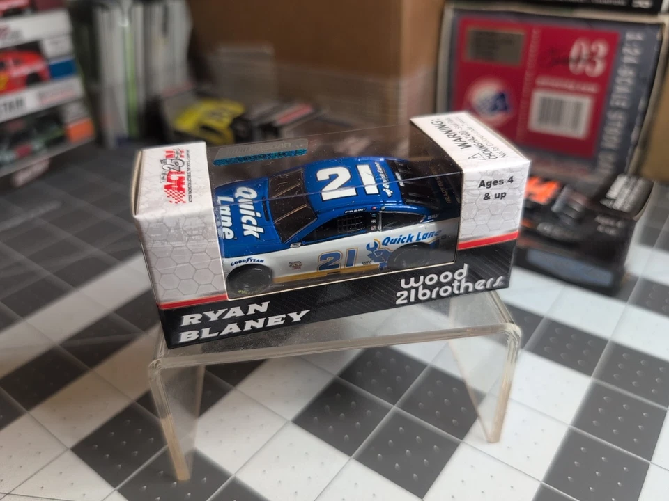2017 Ryan Blaney #21 Quick Lane Ford Action 1/64 - Imagem 1 de 1