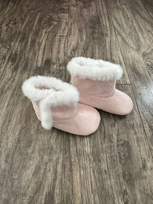 Ro + Me by Ryan Cozie 浅粉色闪亮婴儿靴 M 码(6-12 个月) — 第 1/4 张图片