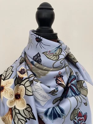 Bufanda azul multicolor estampado floral Kris Knight logotipo envolvente de seda Gucci Foto 1 de 4