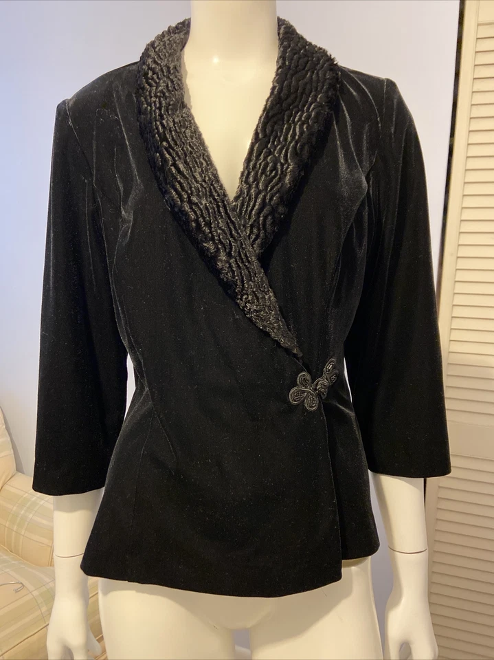 复古 二手状况完好 ALEX EVENINGS 黑色天鹅绒耸肩/夹克 3/4 袖串珠扣 尺寸 S/M — 第 1/4 张图片