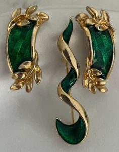 Conjunto de broche broche espiral esmalte verde y pendientes de hoja metal tono dorado - Imagen 1 de 5