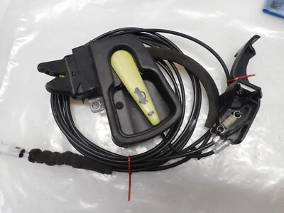 2001 CHEVROLET PRIZM ГАЗОВЫЙ НАПОЛНИТЕЛЬ КРЫШКА И КАПОТ ЗАЩЕЛКА И ЛЮК ОТКРЫВАЛКА - Изображение 1 из 4