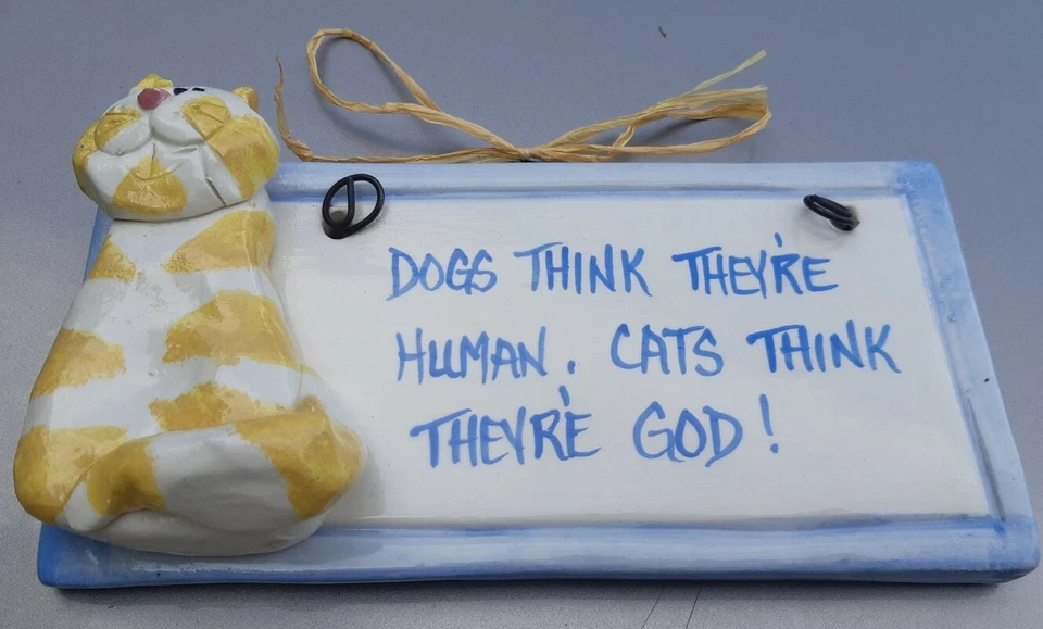 Los perros piensan que son humanos, los gatos piensan que son Dios. Letrero de porcelana/cerámica. Foto 1 de 4