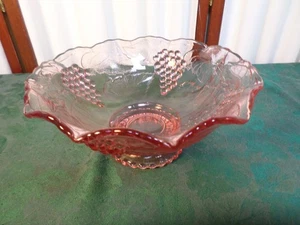 Vintage rosa Sockel Vertiefung Glas Herzstück/Obstschale mit Trauben & Blättern - Bild 1 von 8