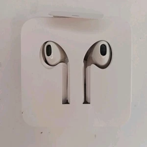Apple AirPods Earbuds Wired Lightning Connector - Photo 1 sur 3