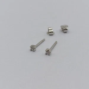 ORECCHINI A BOTTONE PUNTO LUCE CON ZIRCONI IN ORO BIANCO 18KT 0.7 GRAMMI (7935) - Foto 1 di 12
