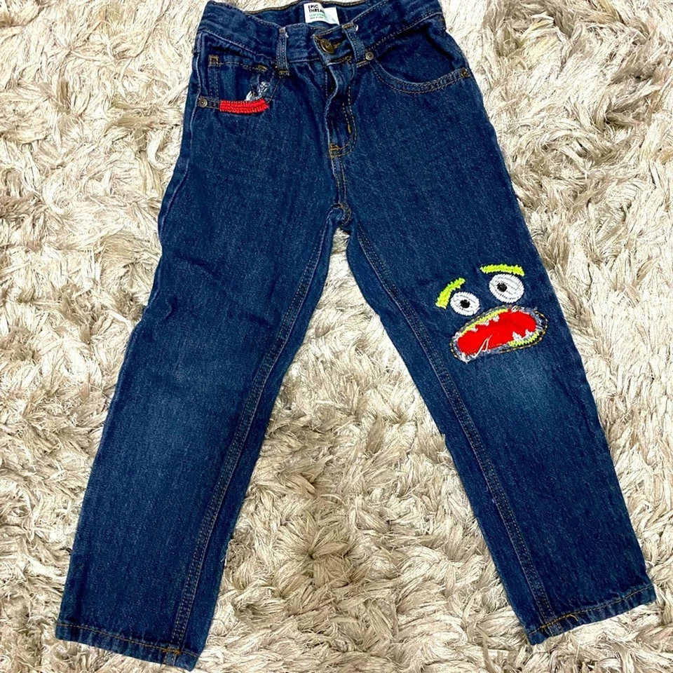 Pantalones de mezclilla Epic Threads para niños talla 5 ajustados pierna recta azul oscuro motivo facial divertido Foto 1 de 4