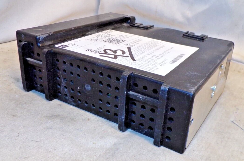 2017 17 Chevrolet Suburban 1500 Radio Receiver 84222864 B43 - Image 1 of 3