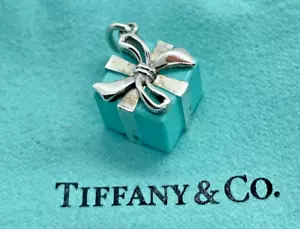 Tiffany & Co. Caja de Regalo Esterlina Presente Esmalte Azul Dije Colgante - Alemania - Imagen 1 de 7