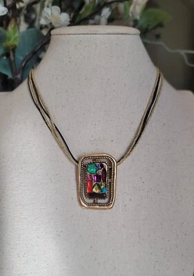 Colgante de varias piedras de Chico en un collar de cuentas de semillas negras y doradas Foto 1 de 4