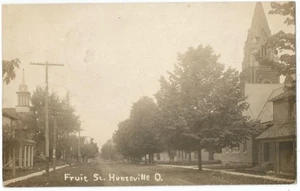 Postal Huntsville, OH Ohio 1910 RPPC, escena callejera de frutas con iglesias - Imagen 1 de 2