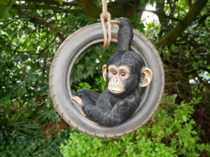 Hanging Monkey On Tyre Garden Ornament Statue Sculpture Resin Decoration - Afbeelding 1 van 26