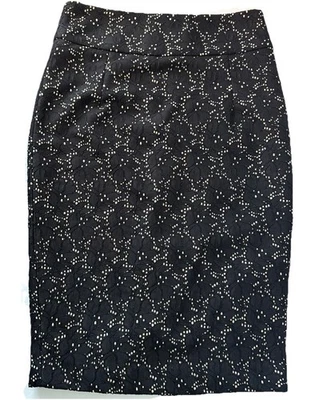 Hazel -Mujer Mediana- Falda Lápiz Floral Doble Forrada Negra Encaje y Desnudo Usada en Excelente Condición Foto 1 de 4