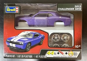1/25 ESCALA REVELL 2013 CHALLENGER SRT8 KIT MODELO CIRUELA LOCO PREDETALLADO Nuevo - Imagen 1 de 3