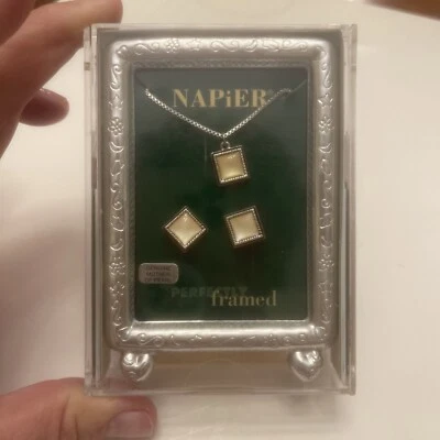 Napier Conjunto de Regalo Madreperla Perfectamente Enmarcado Caja Cadena Collar y Pendientes Foto 1 de 3