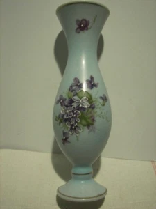 "Jarrón Bud de colección ~ violetas pintadas a mano sobre fondo azul pálido ~ sin firmar ~ 8" - Imagen 1 de 5
