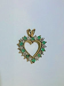 10K YELLOW GOLD HEART PENDANT w/ 10 ROUND EMERALDS & 4 DIAMOND CHIPS  - Picture 1 of 4