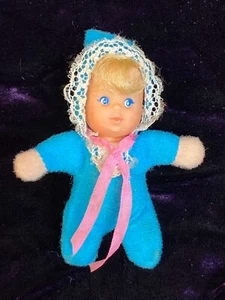 Vintage 1979 Mattel Baby Puppe mit blauem Outfit & Spitzenhaube 5 Zoll Plüsch & Kunststoff - Bild 1 von 7