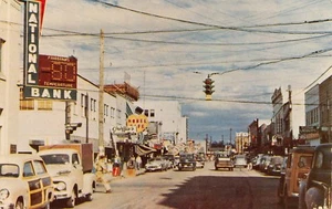 Tarjeta postal de National Bank Second Ave de colección autos escena callejera Fairbanks, AK de 1950 - Imagen 1 de 2