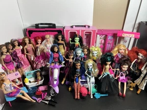 Lot poupées Barbie Monster High Bratz 20+ poupées accessoires rangement et plus - Photo 1/16