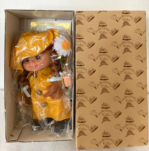 UNDERCOVER Nuova con scatola vintage 1991 BRINN'S bambola bambini sotto copertura aprile con impermeabile e margherita COA