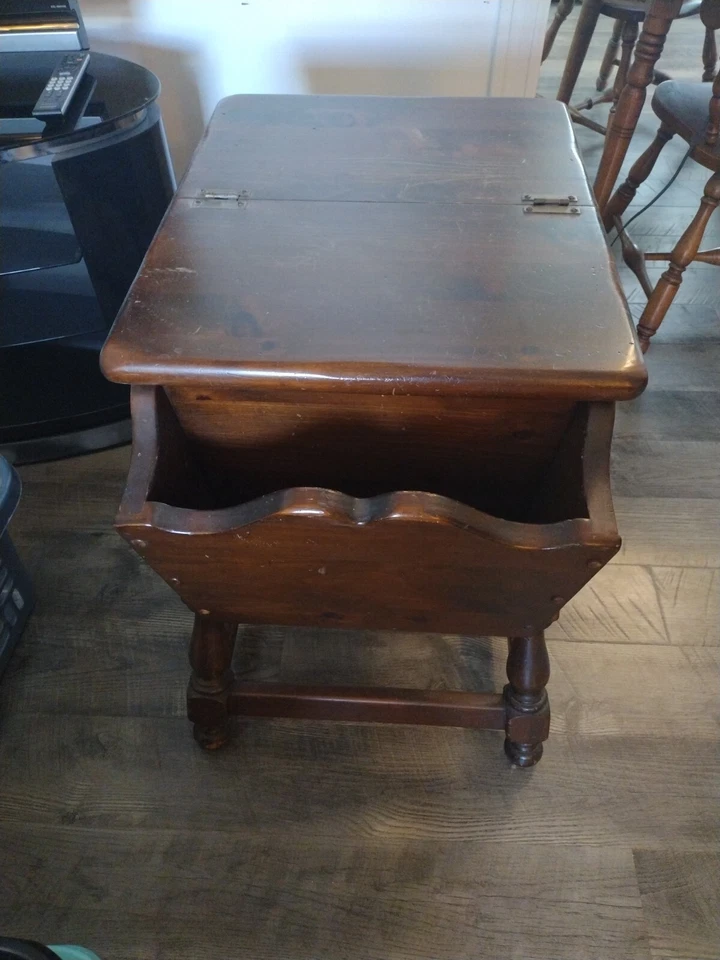 Mesa auxiliar Mid Century Pine Old Tavern Doughbox Foto 1 de 4