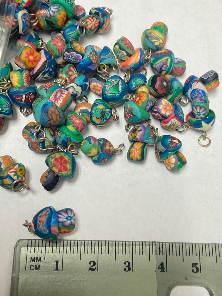 NUEVO Lote de 100 Colgantes MINI HONGOS de Arcilla Polimérica Aprox 11 mm Floral Hippy Foto 1 de 1