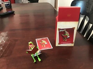 2005 Hallmark Keepsake Christmas Ornament - A SEASON TO SING - Kermit the Frog - Picture 1 of 2