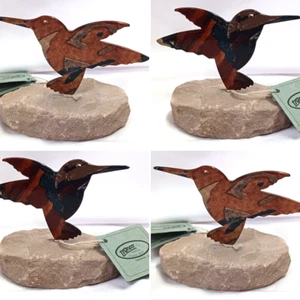 UN COLIBRÍ ATERRIZÓ EN PIEDRA FIGURA ESMALTE SOBRE METAL CORTE LAZER COLORES ÚNICOS - Imagen 1 de 15