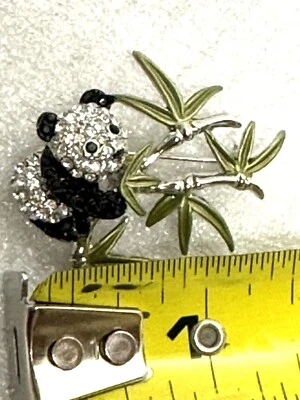 Broche prendedor de bambú con estrás Panda DEFECTO - FALTA 1 piedra ver fotos 1,5” Foto 1 de 4