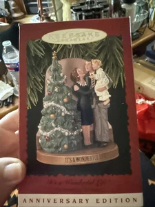 Hallmark Keepsake It's A Wonderful Life Celebrating 50 Years Ornament (QXI6531) - Foto 1 di 17