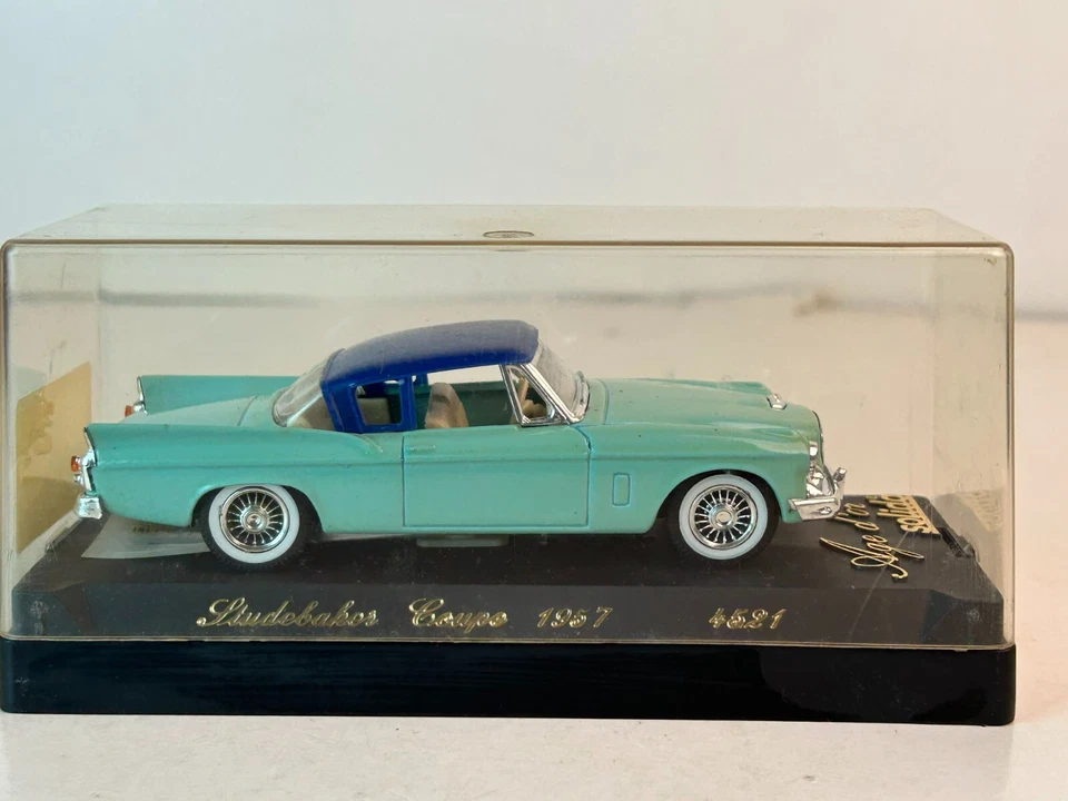 Solido #4521, 1957 Studebaker cupé techo rígido, 2 tonos azul Foto 1 de 4