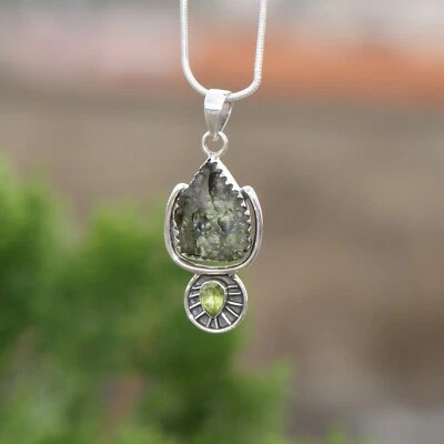Colgante hecho a mano de moldavita checa con peridoto de plata de ley 925 Foto 1 de 4