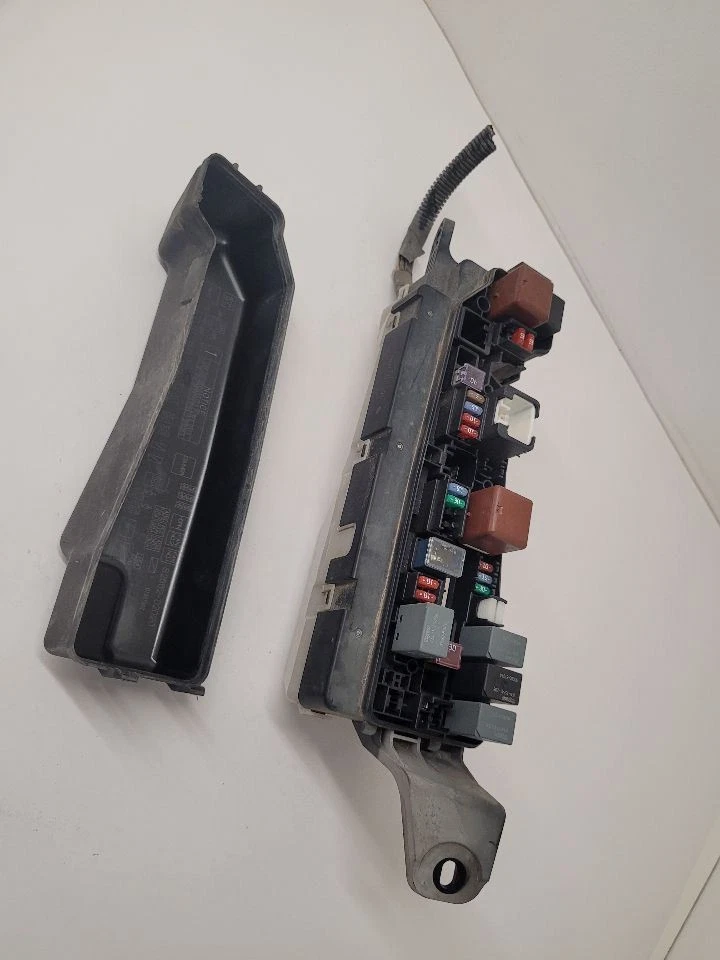 2003-2004 TOYOTA COROLLA Fuse Box Engine 8274102040  - Image 1 of 4