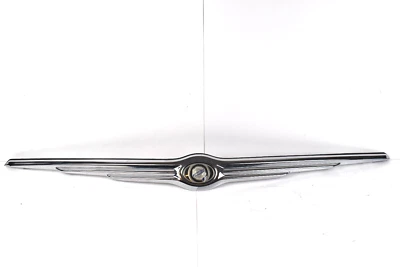 Emblema moldeado capó delantero Chrysler Town & Country 2008-10 fabricante de equipos originales con carcasa ✅ Foto 1 de 4