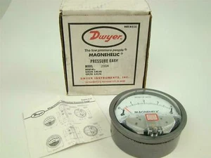 Dwyer Magnehelic Pressure Gauge 2004 - Picture 1 of 10