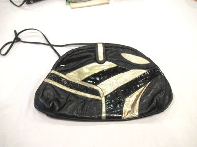 Bolso clutch de noche Elan de cuero negro y dorado con bisagras, c. años 80 Foto 1 de 4