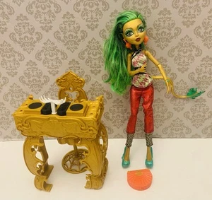 Muñeca Monster High - Scaremester Jinafire Larga Con Cabina Dj B2 - Imagen 1 de 5