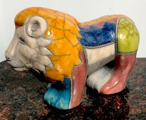 De Colección Tradicional Sudafricano RAKU Cerámica León Hecho a Mano 7x4.5" Colorido - Imagen 1 de 7