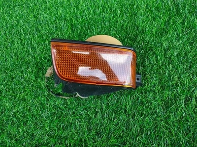 TOYOTA Cresta GX81 Bumper Light Indicator Turn Signal ( Right Side ) USED - image 1 of 3