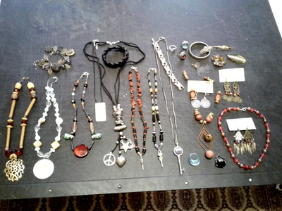 Konvolut Modeschmuck,Ketten,Ohrringe,Armbänder,Broschen,Ringe,Material divers - Bild 1 von 4