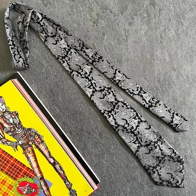 Corbata de seda GIANNI VERSACE bordada negra y gris patrón cachemir de F/W 1988 Foto 1 de 4