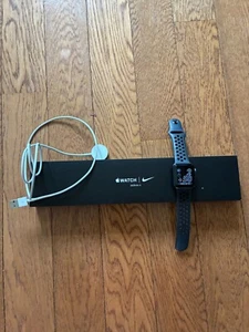 Nike Apple Watch Series 3. Used but good condition. 3 extra bands - Photo 1 sur 9