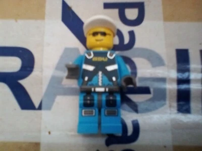 Lego Mini Figura Blue Sky Diver con Gorra Blanca Foto 1 de 3