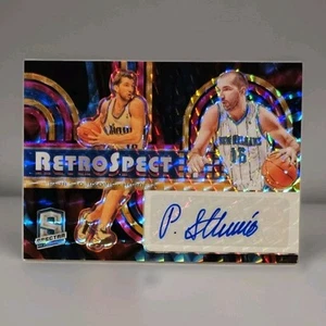 2023-24 Panini Spectra - Retrospect Signatures - Peja Stojakovic - SSP /75 - Picture 1 of 5