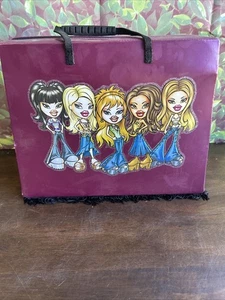 Original 2000er Bratz Puppen selten Genie Jade & Figuren Bratz Koffer & Zubehör  - Bild 1 von 9