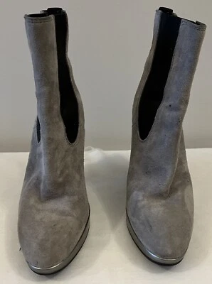 Botas Hogan’s Hechas en Italia para Mujer Gamuza Bloque al Tobillo 11” Tacón Bloque. Talla 6. Foto 1 de 4