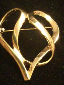 VINTAGE LARGE HEART SCROLLED SHINY GOLD TONE BROOCH-Valentine Gift!! - Picture 1 of 8