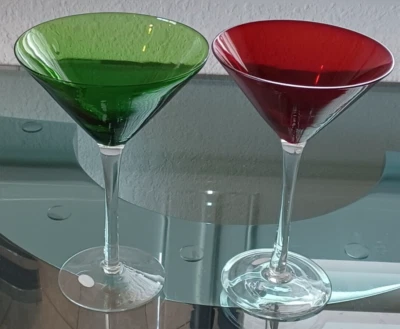 2 Glass Blown Martini Glasses Red &Green With Clear Stems 7" Tall - Изображение 1 из 4