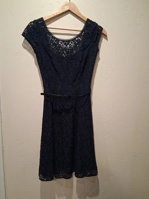 Vestido de encaje acampanado y calce azul marino White House Black Market para mujer bolsillos talla 00 usado en excelente estado Foto 1 de 4